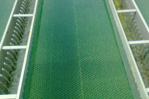 蜂窩斜管填料對(duì)舊池進(jìn)行改造現(xiàn)場(chǎng)